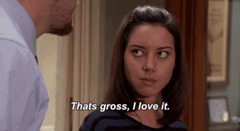 Gif da série Parks and Recreation, onde a personagem da atriz Audrey Plaza está dizendo, em tradução livre “Que nojo, amei”