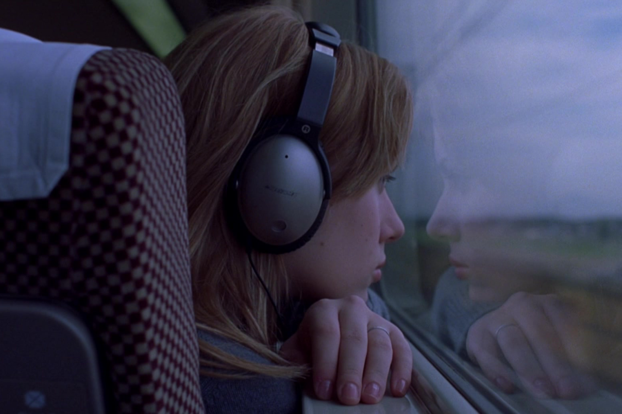 Imagem de um par de mãos segurando um tocador de fita cassete