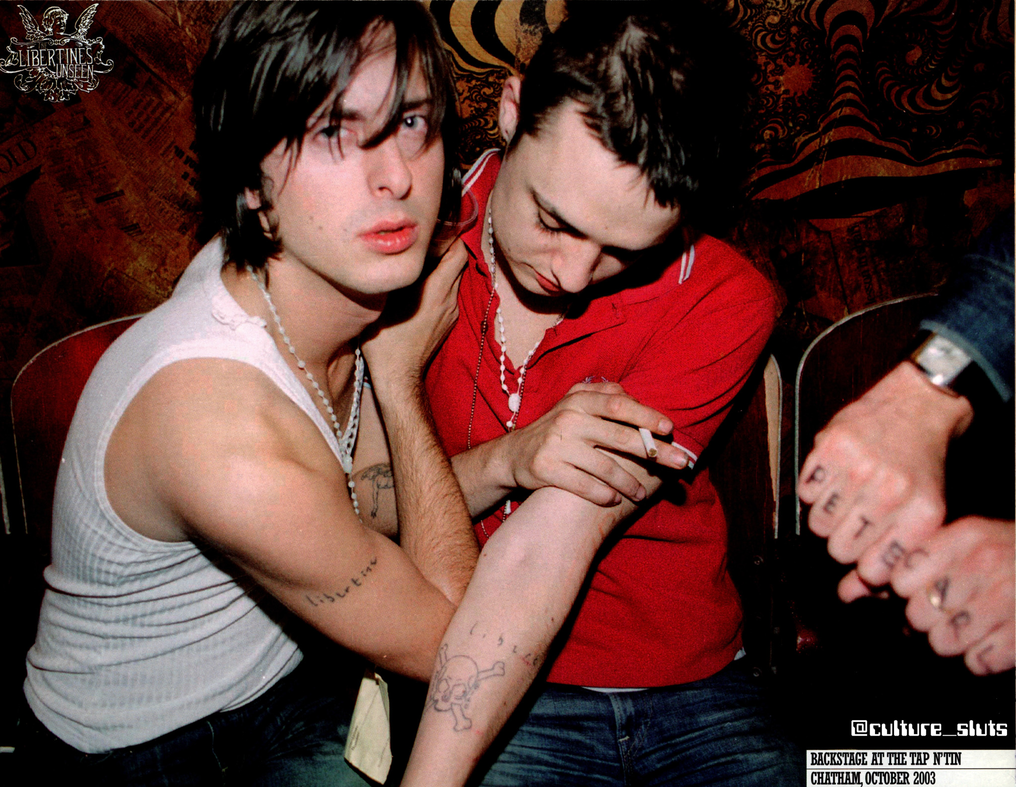 A clássica imagem usada como capa do segundo álbum do Libertines, estão Carl Barat e Peter Doherty muito próximos um do outro, como se estivessem se preparando para usar drogas