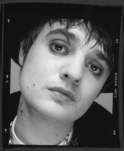Pete Doherty, uma fotografia focando no rosto dele