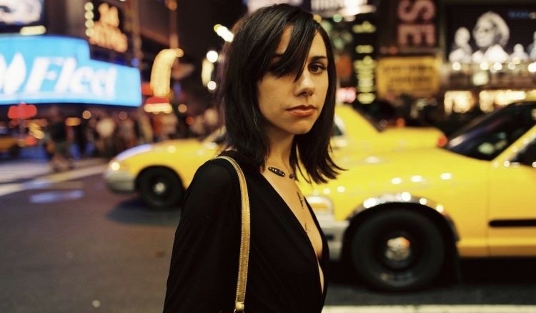 PJ Harvey fotografada por Maria Mochnacz nas ruas de Nova Iorque
