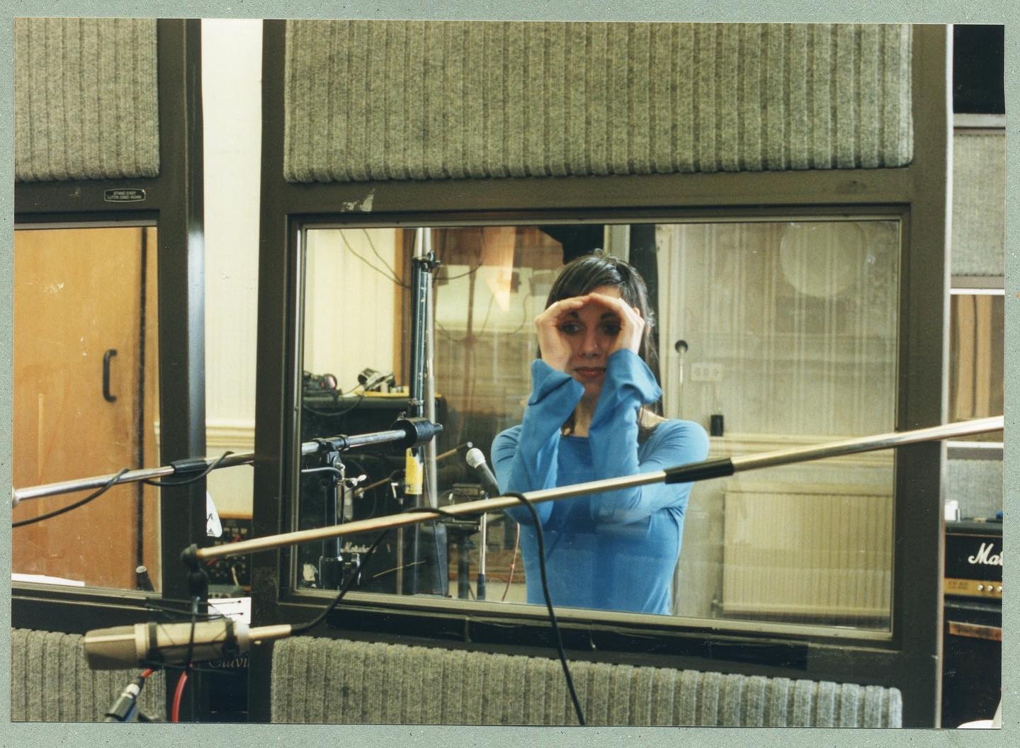 PJ Harvey fotografada por Maria Mochnacz durante as gravações do álbum.