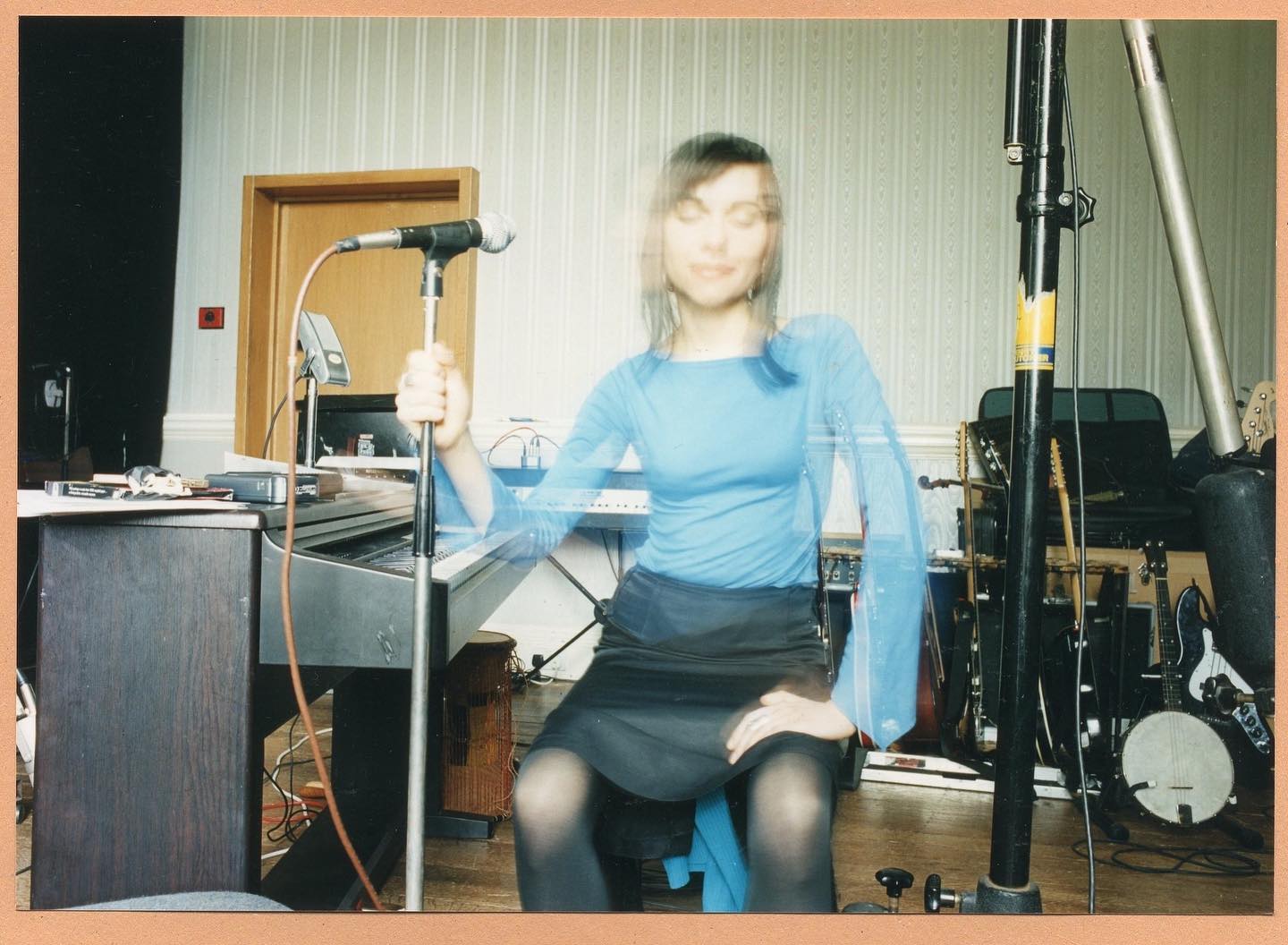 PJ Harvey fotografada por Maria Mochnacz durante as gravações do álbum.