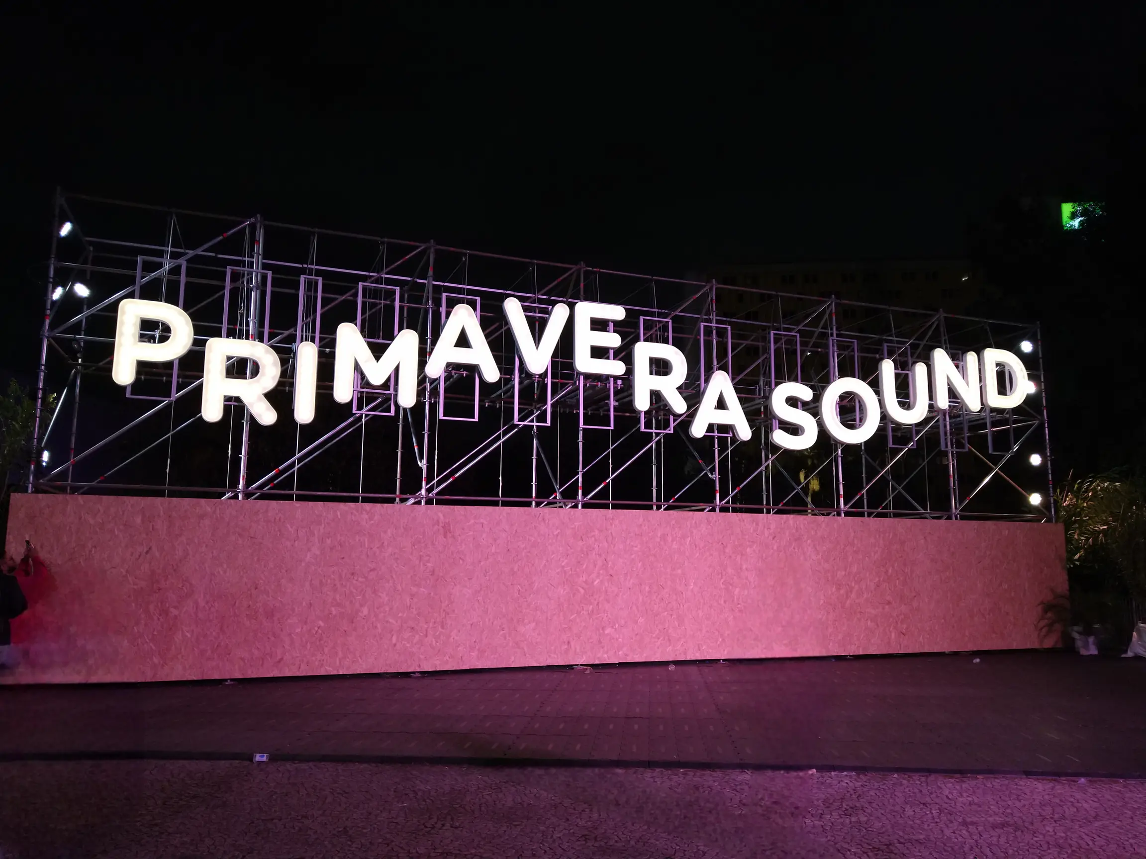 Imagem do letreiro luminoso móvel do Primavera Sound a noite
