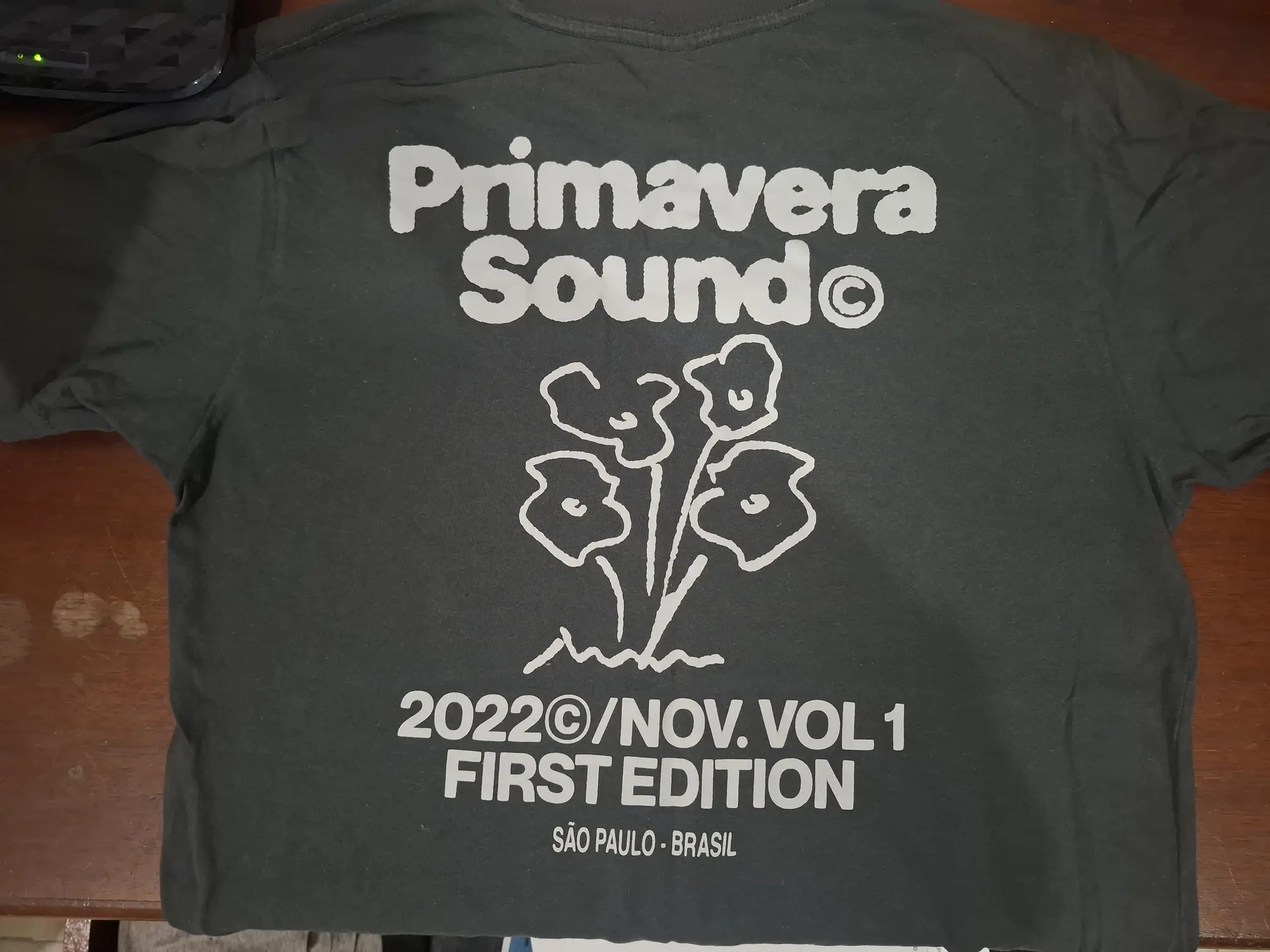 Imagem da parte de trás da camiseta do festival