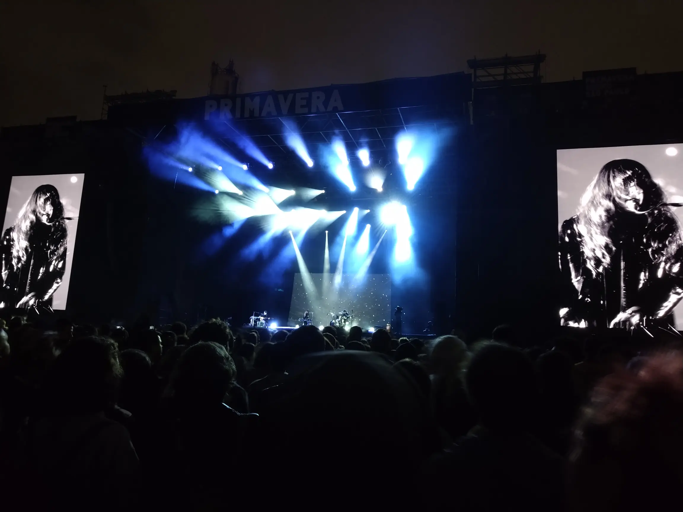 Imagem do show da banda Beach House