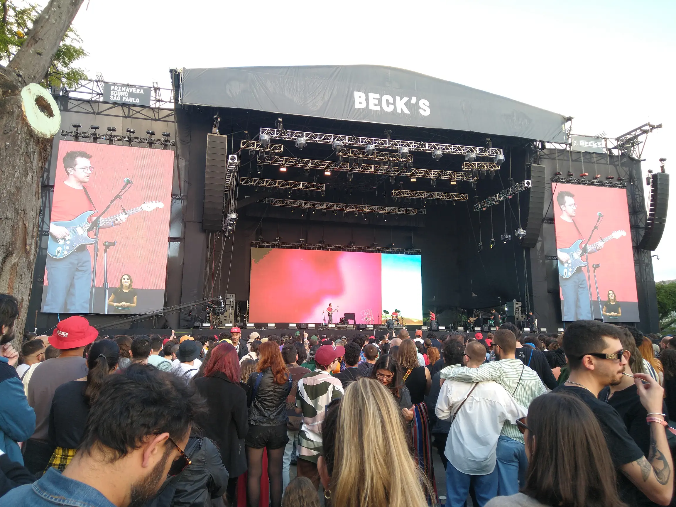 Imagem do show da banda Helado Negro no palco Beck&rsquo;s