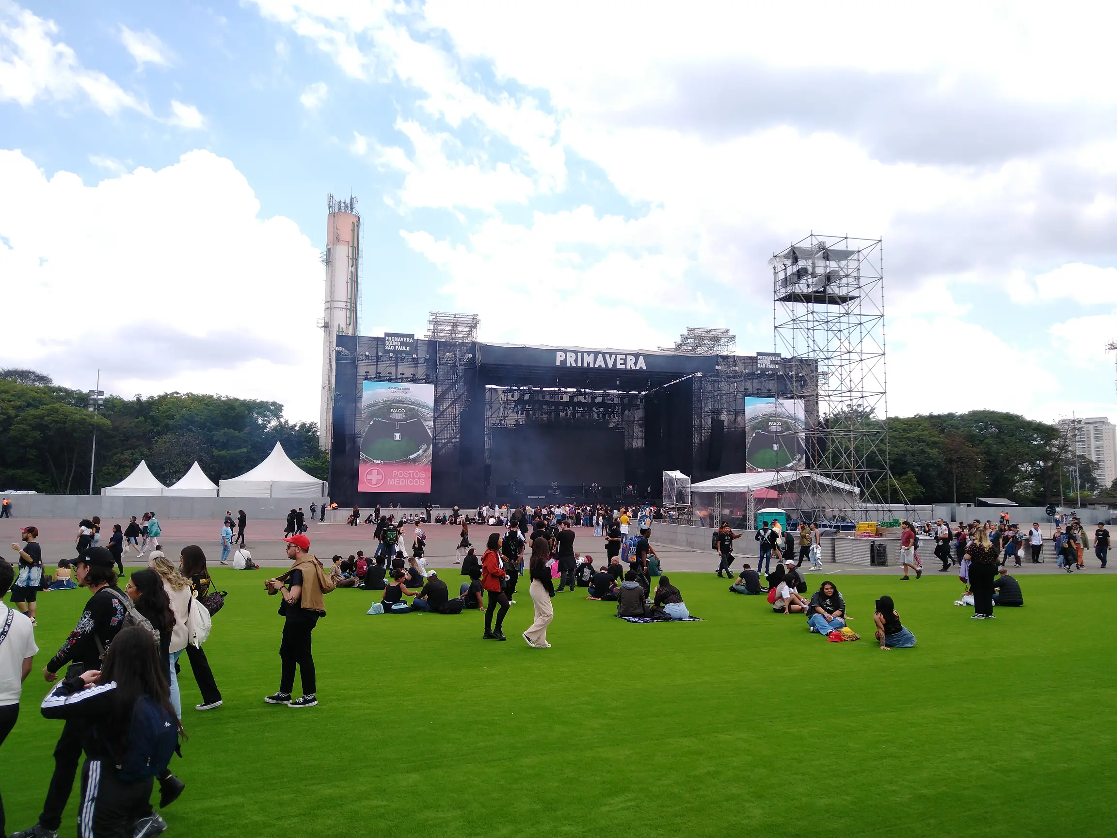 Imagem da área na frente do palco Primavera, mostrando um gramado artificial