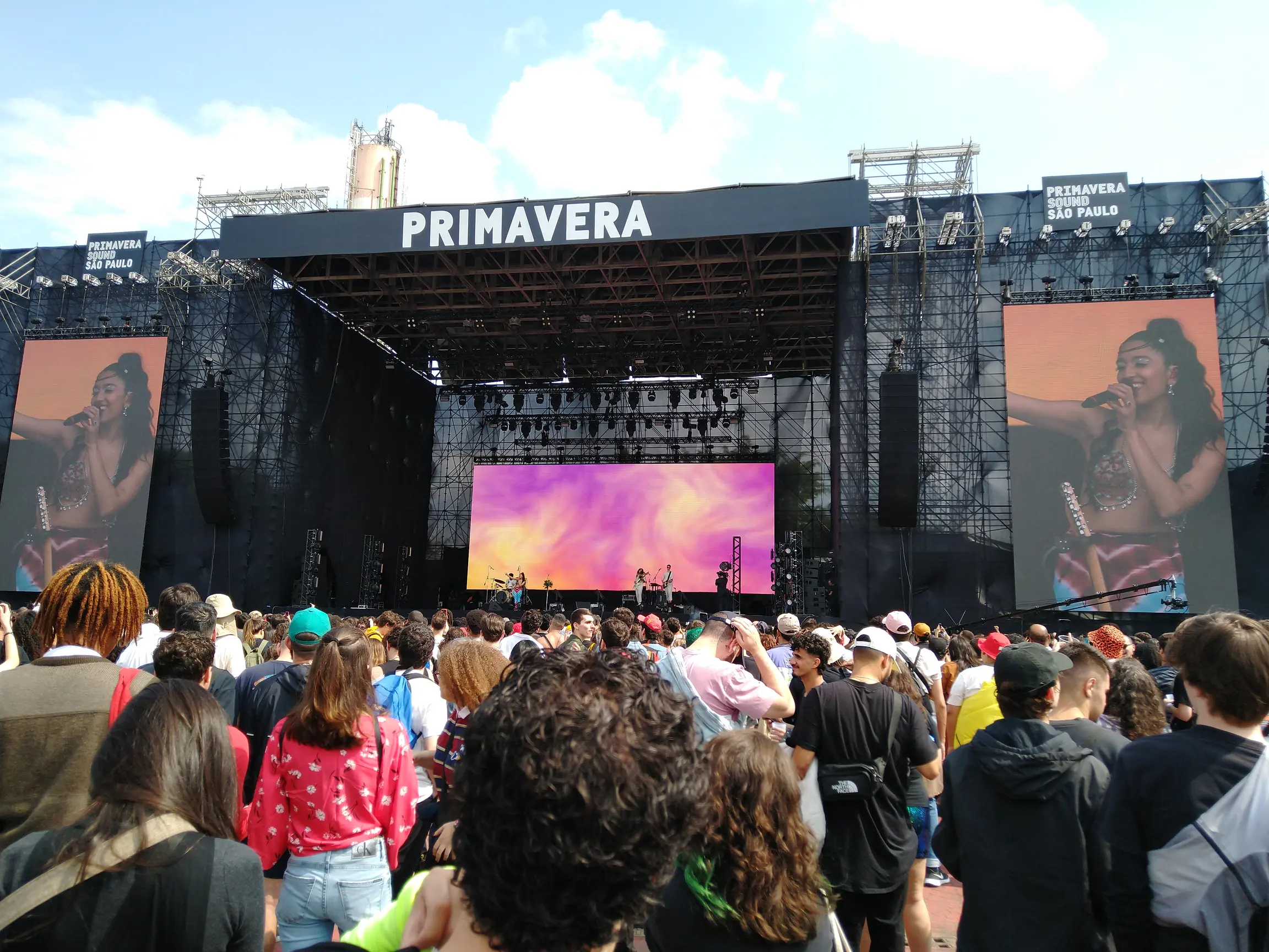 Imagem do show da artista Raveena no palco Primavera