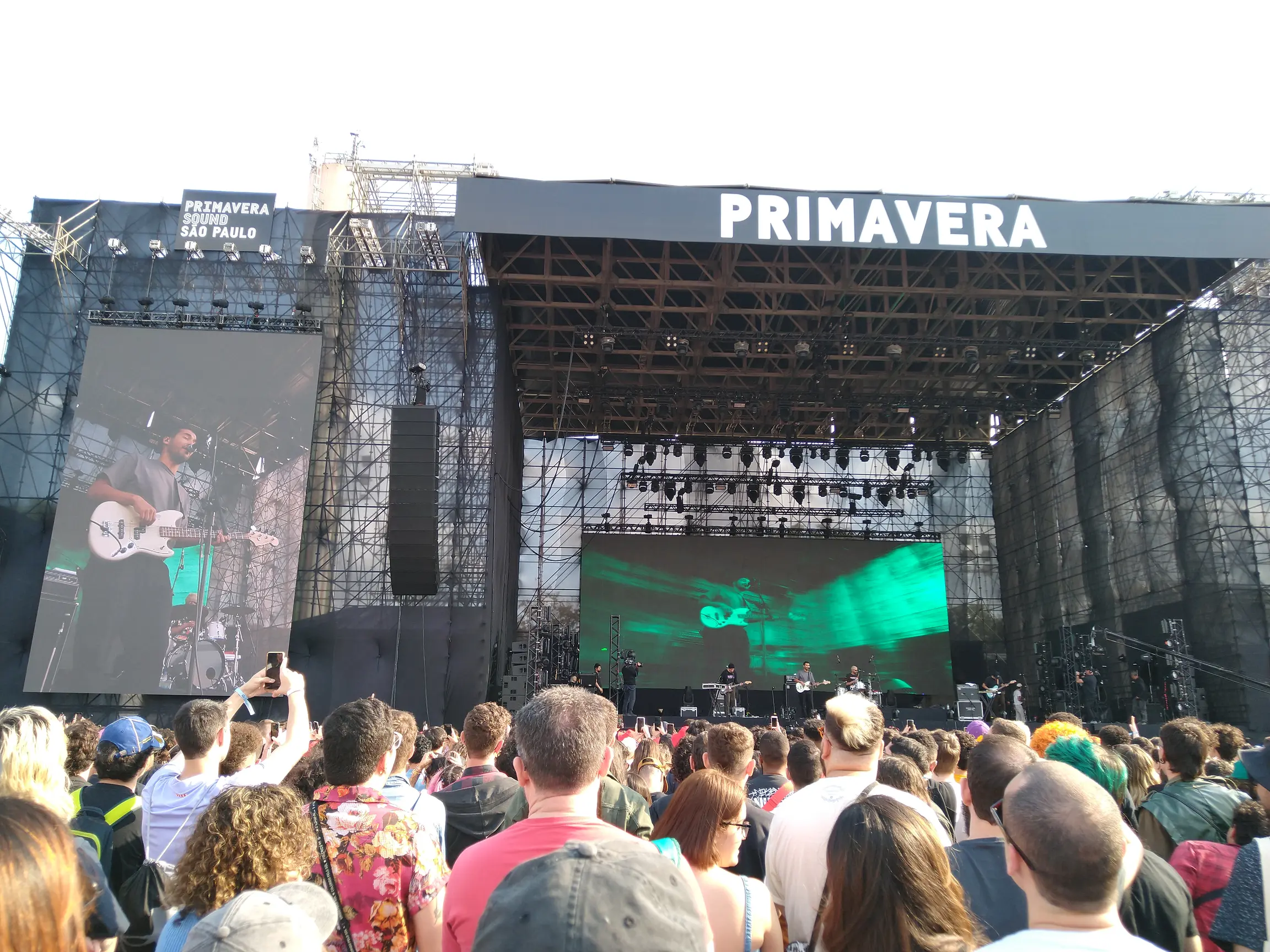 Imagem do show da banda Terno Rei