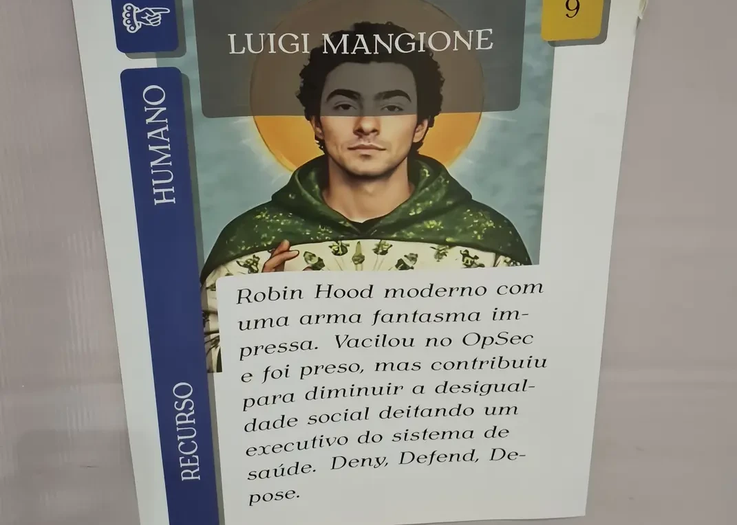 Cartaz em homenagem a Luigi Mangione que estava no espaço de convivência