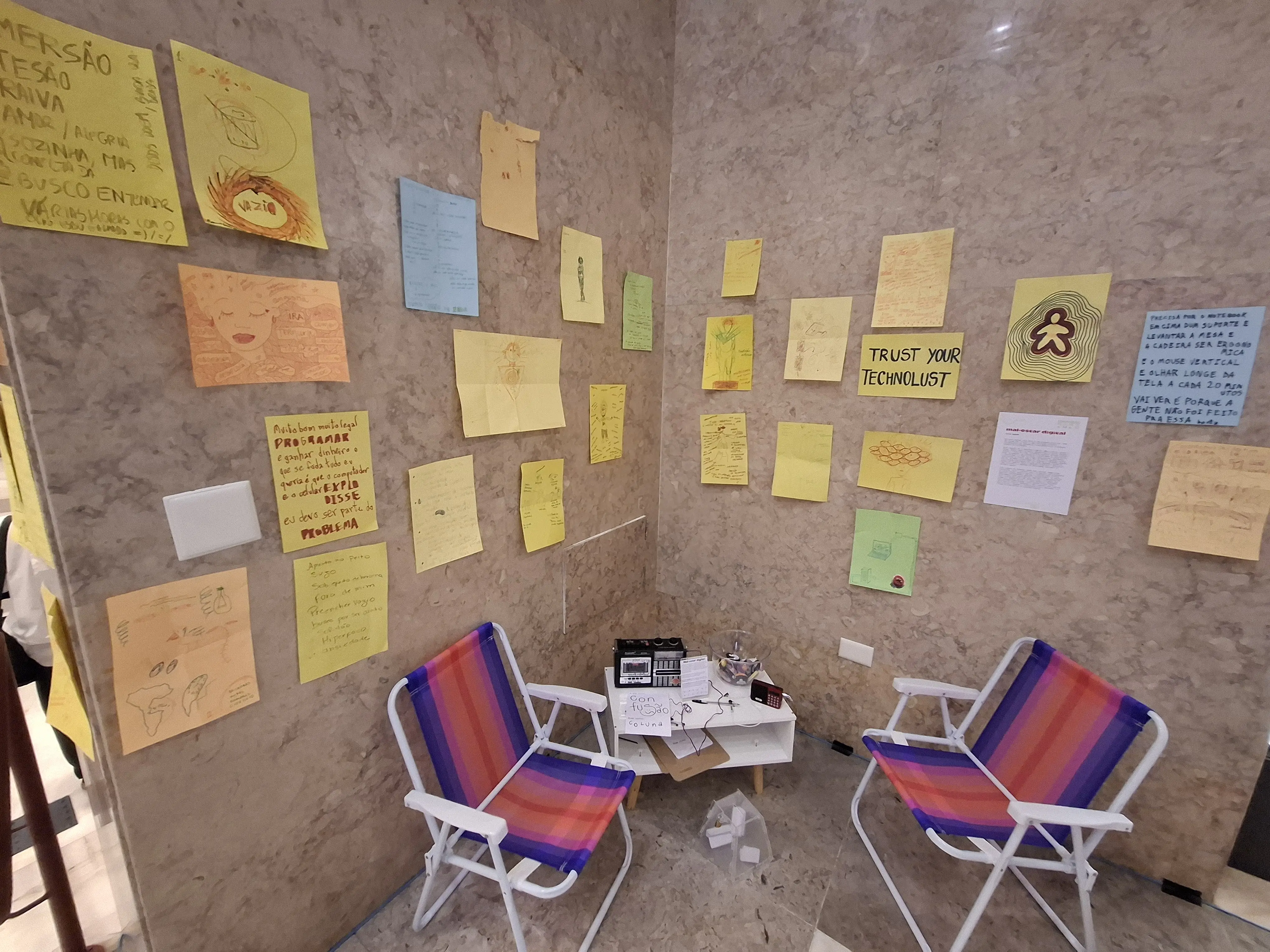 O canto onde rolou a exposição mal-estar digital