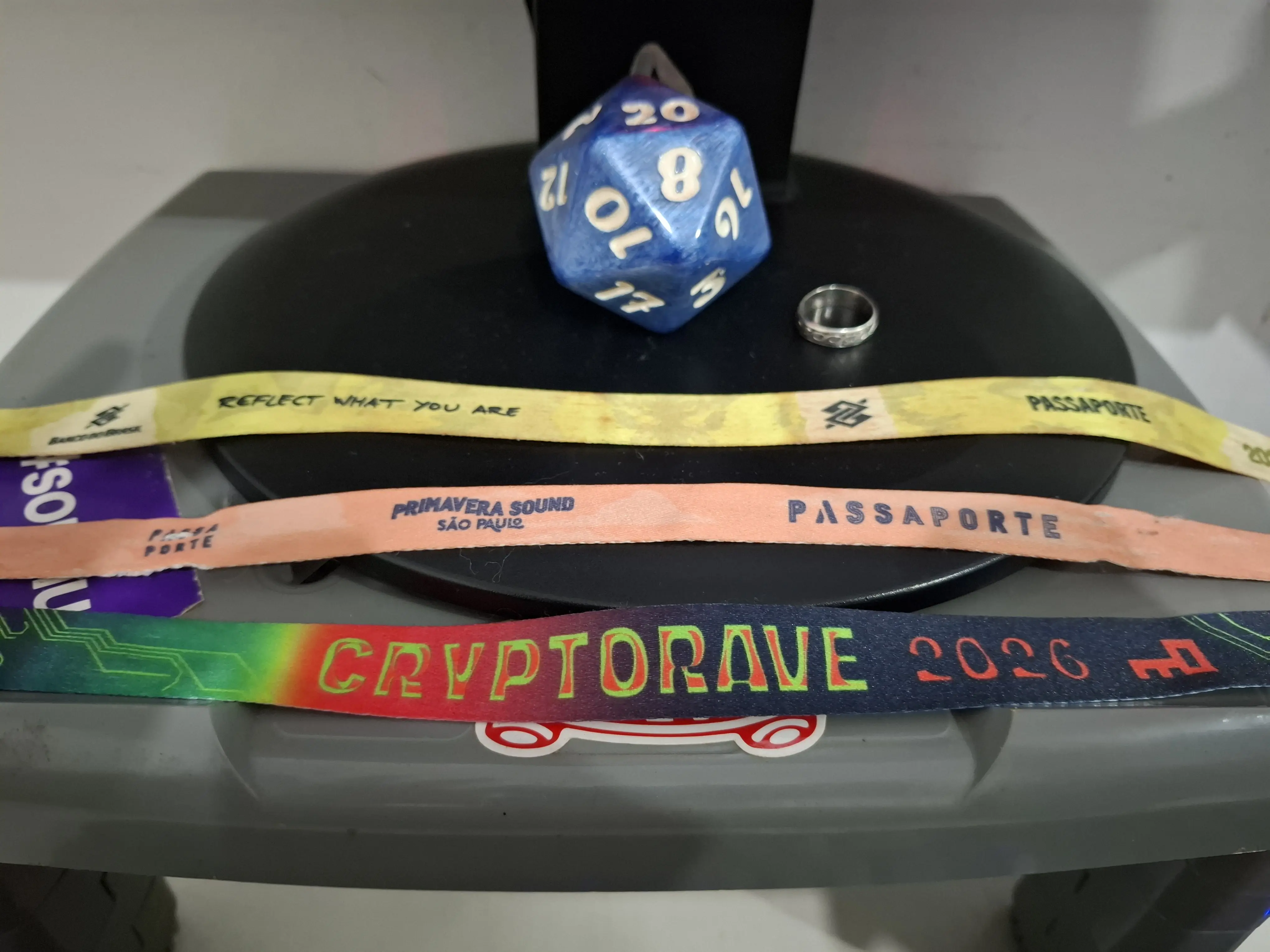 Imagem da pulseira dessa edição, de ótima qualidade, em comparação com outras pulseiras de festivais de música que eu fui.