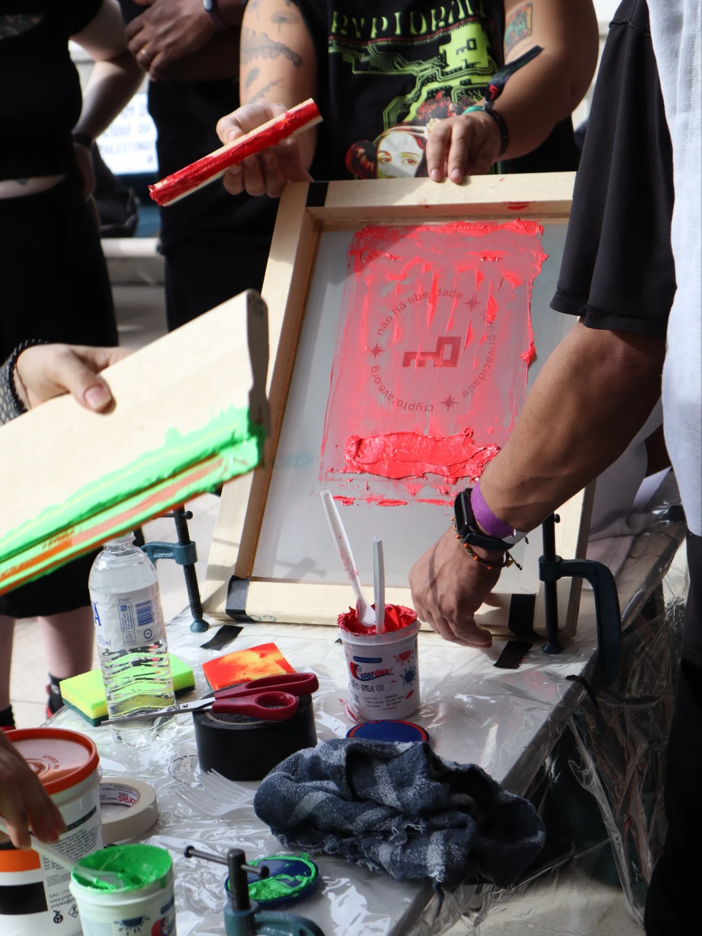 Imagem da oficina de serigrafia que rolou no evento