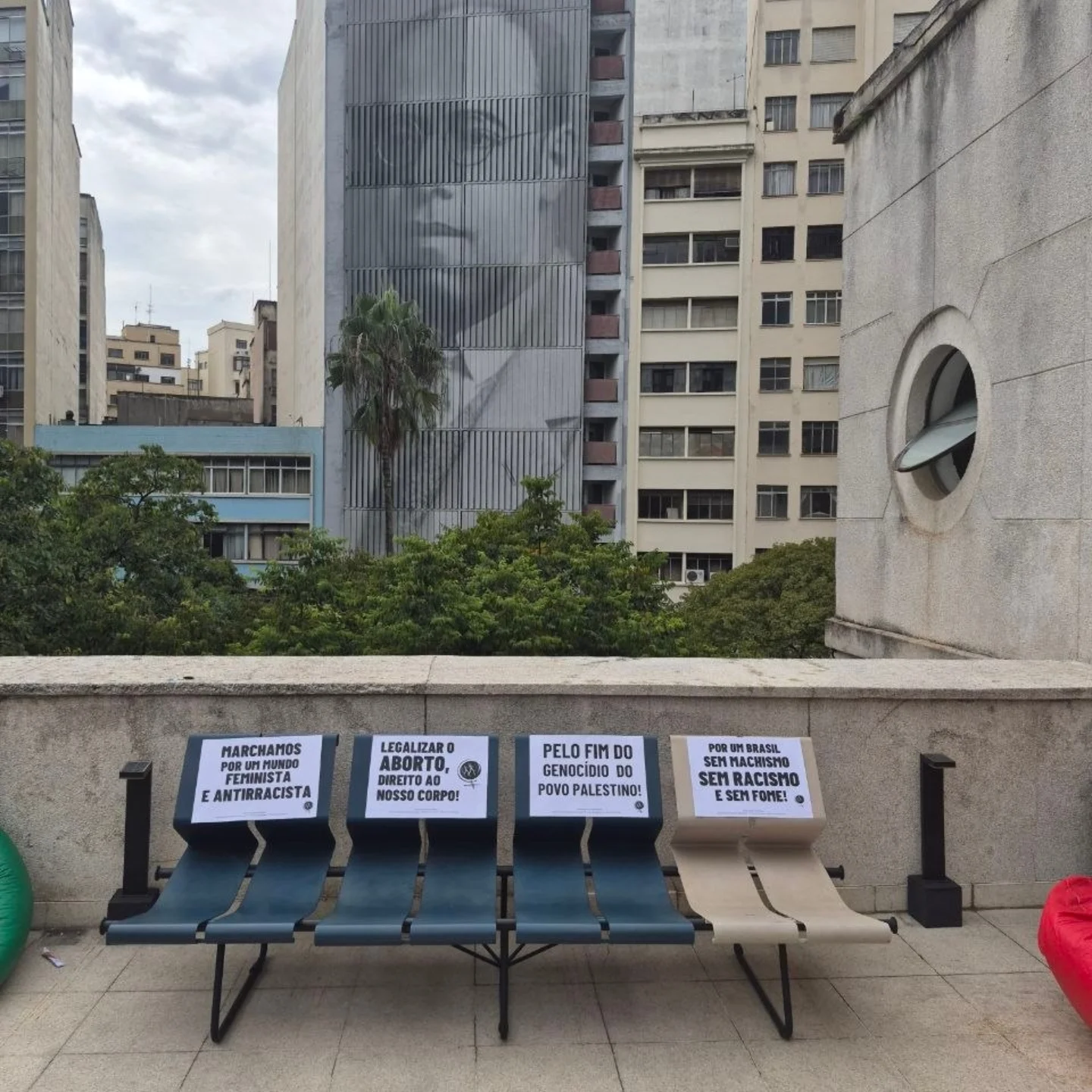 Folhas com frases de luta nos bancos do terraço