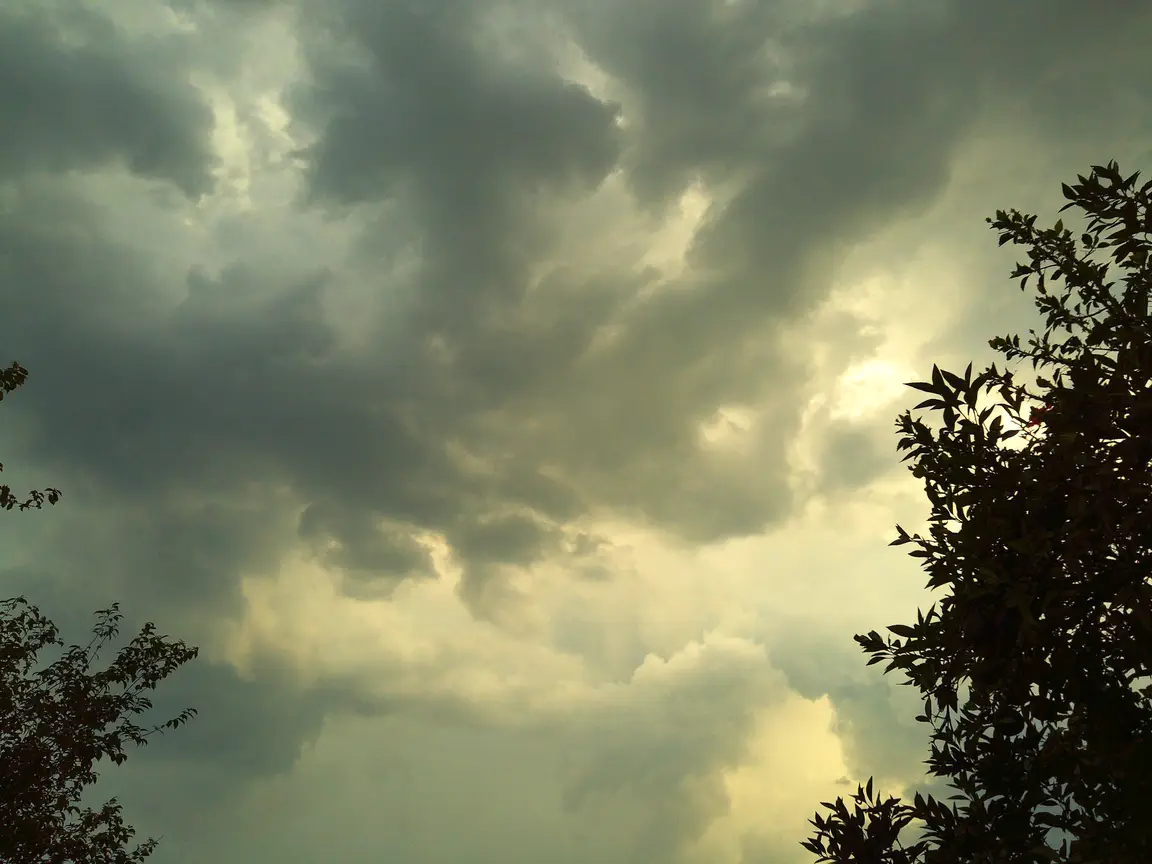 Uma imagem de nuvens carregadas de chuva