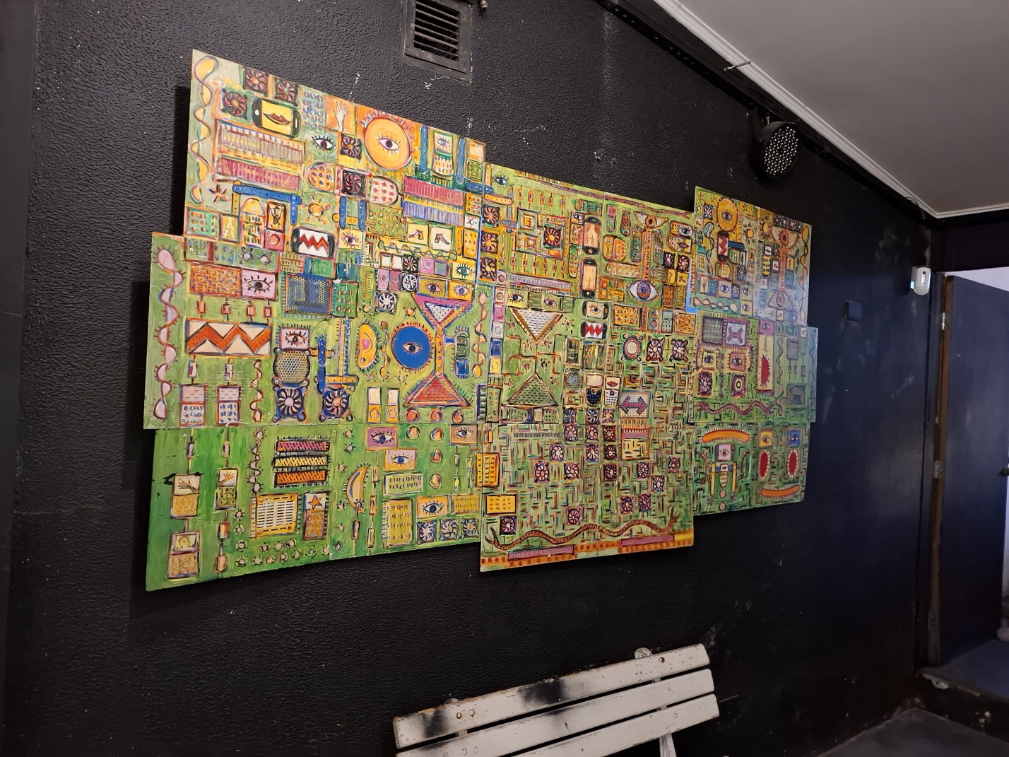 Uma grande obra de pintura feito com a junção de diversos quadros, foi pintados elementos mecânicos, digitais e biológicos, como uma grande placa-mãe