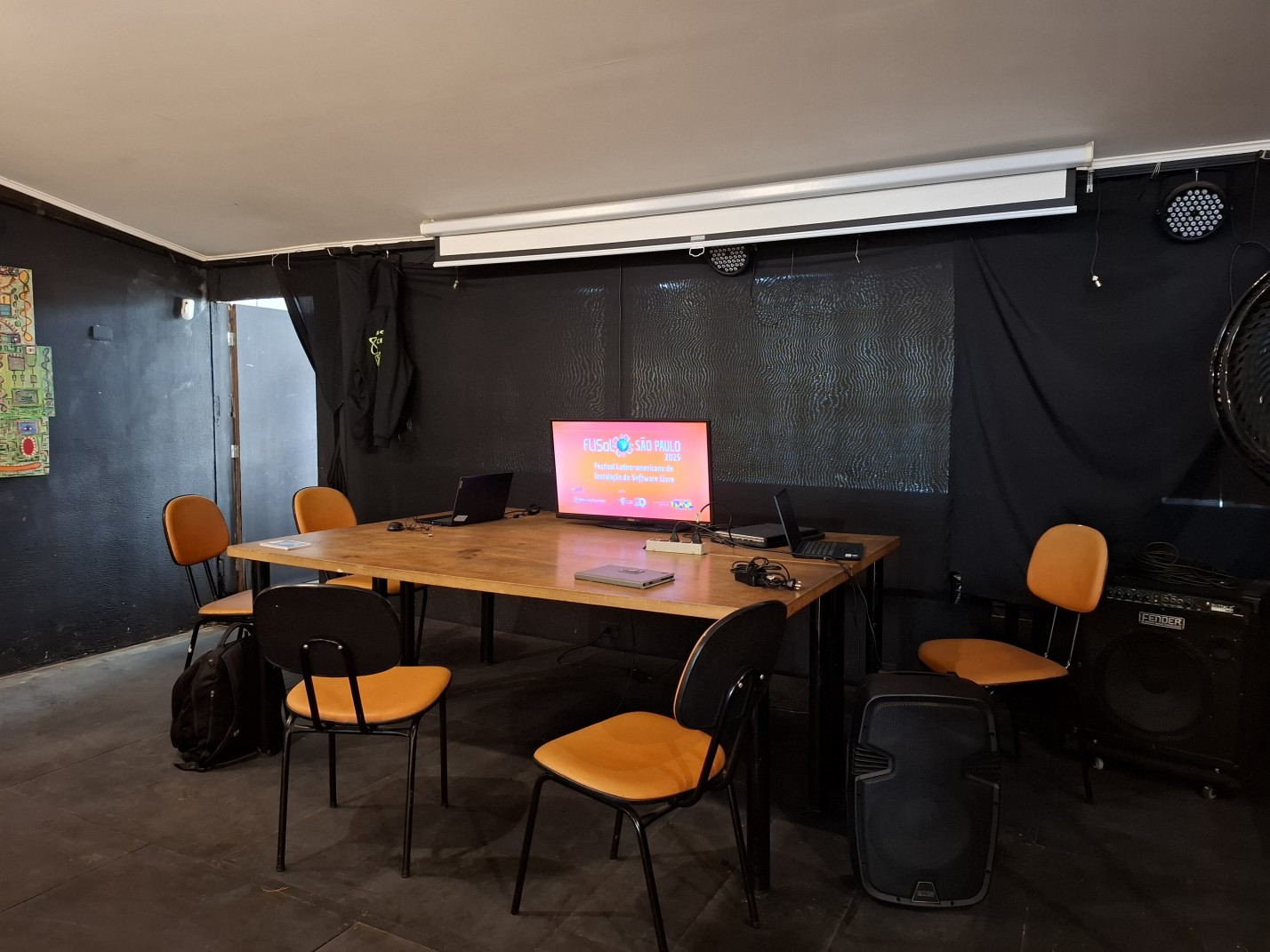 Uma grande mesa, com uma televisão no centro, cercada de cadeiras, foi o espaço onde rolou o install fest do evento.