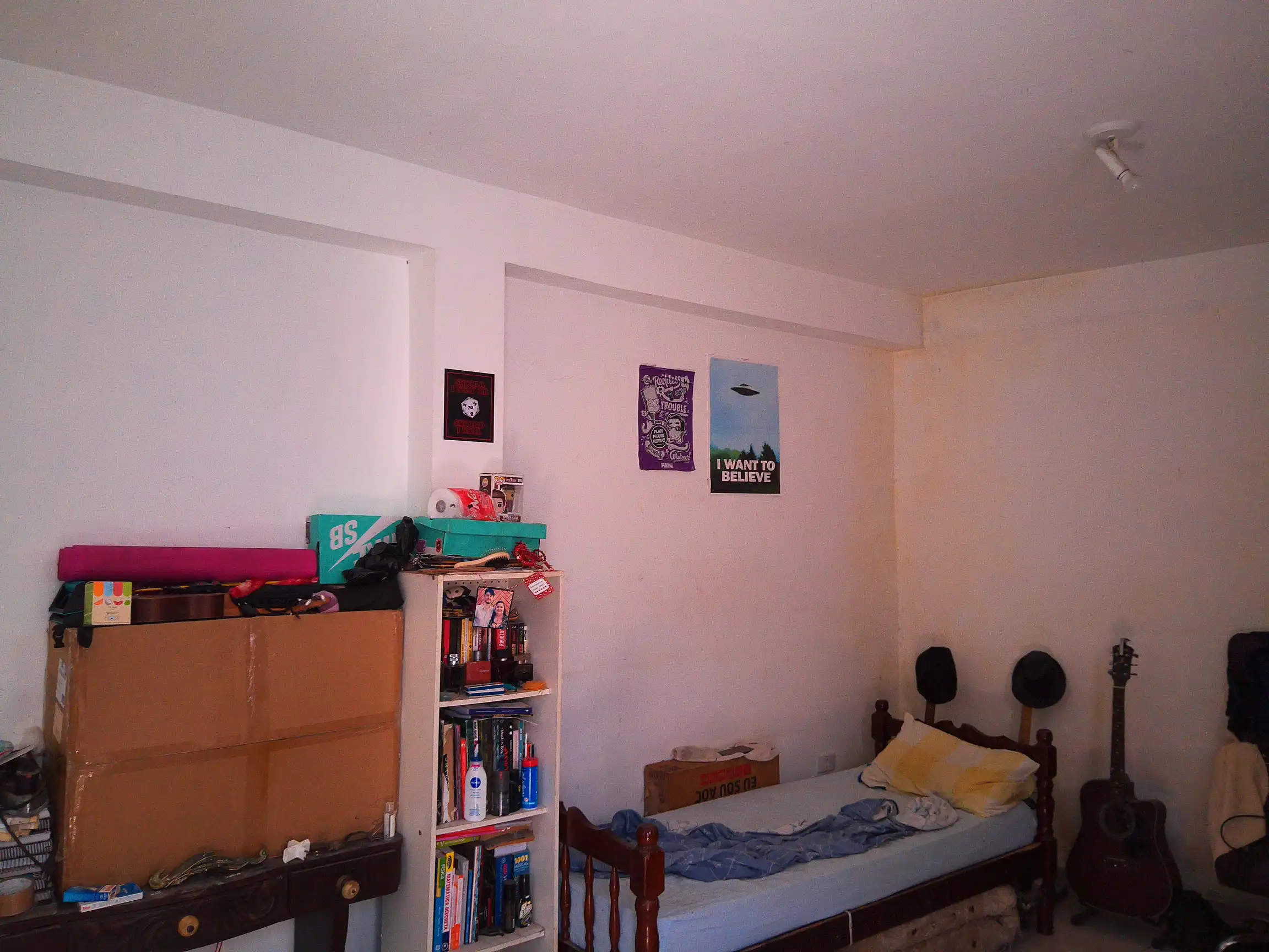 Uma imagem do meu quarto, coisas demais para descrever.