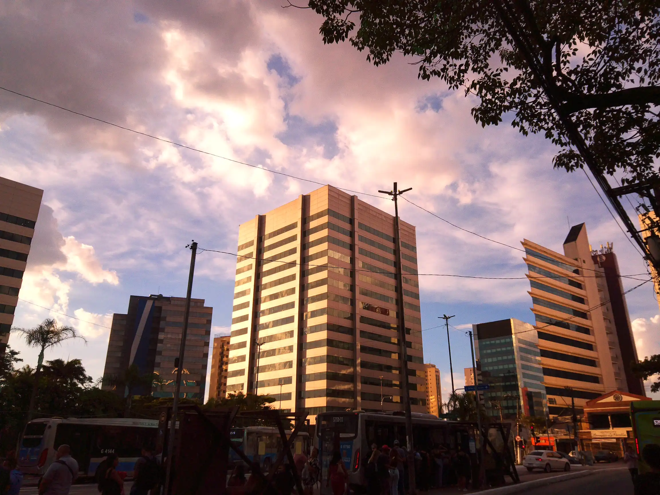 Prédio comérciais num entardecer