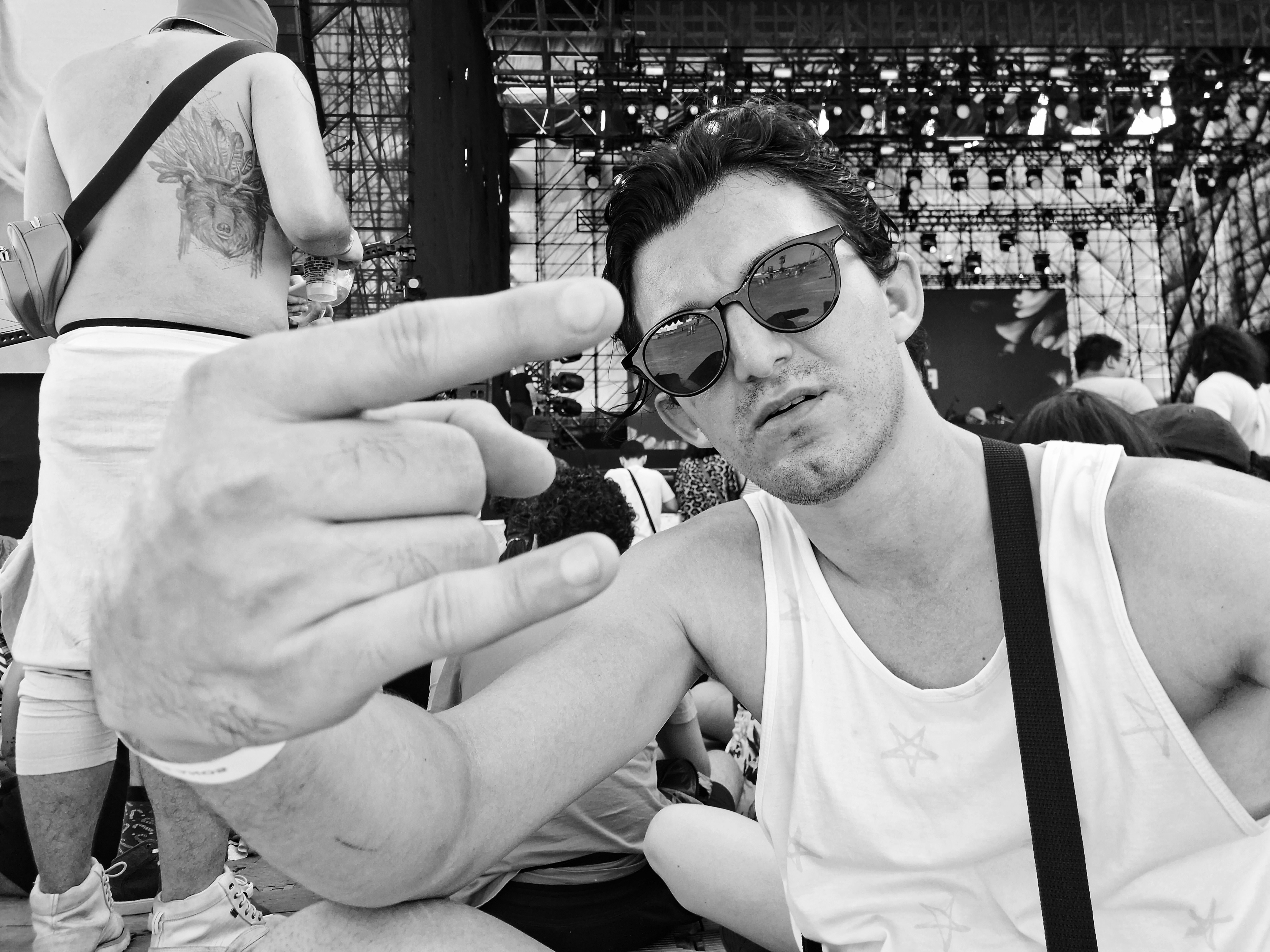 Eu fazendo o sinal do rock!