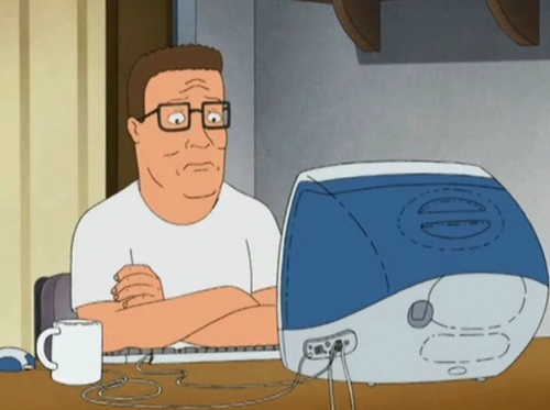 Personagem Hank Hill da série de animação &ldquo;King of the Hill&rdquo; olhando para um computador chateado
