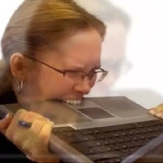 Uma mulher mordendo um notebook